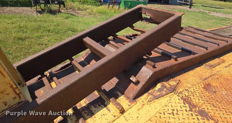 image for item EU3553 1981 Hyster drop deck equipment trailer