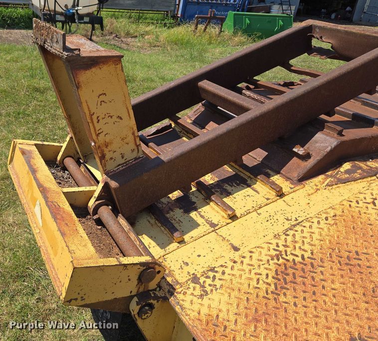 image for item EU3553 1981 Hyster drop deck equipment trailer