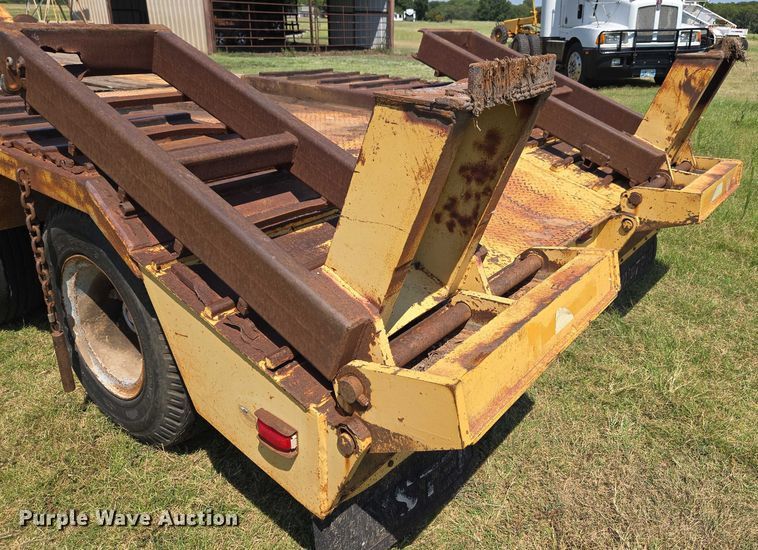 image for item EU3553 1981 Hyster drop deck equipment trailer