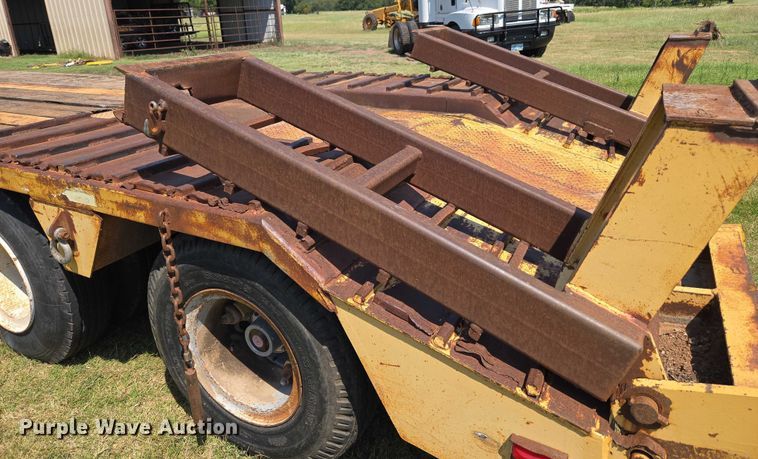 image for item EU3553 1981 Hyster drop deck equipment trailer