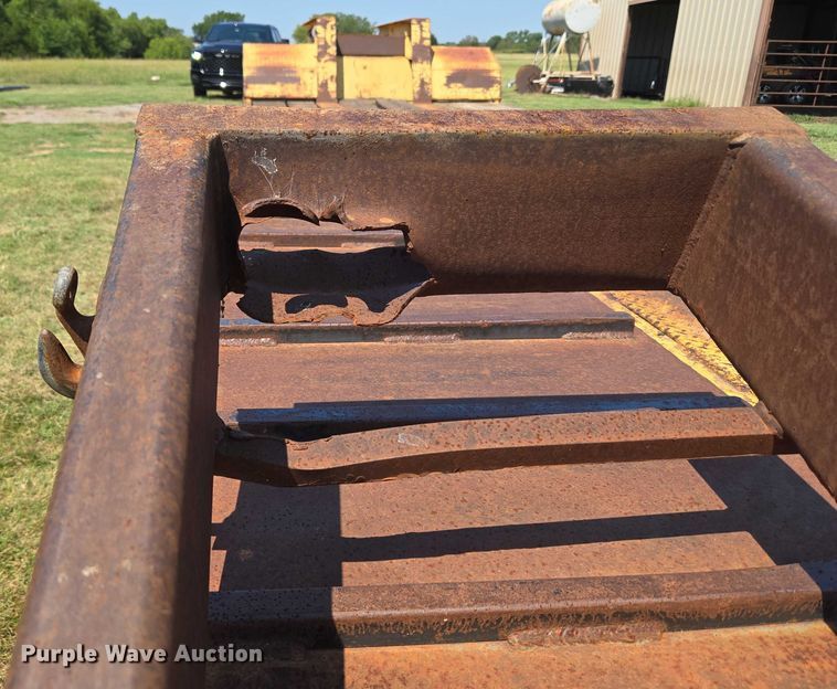 image for item EU3553 1981 Hyster drop deck equipment trailer