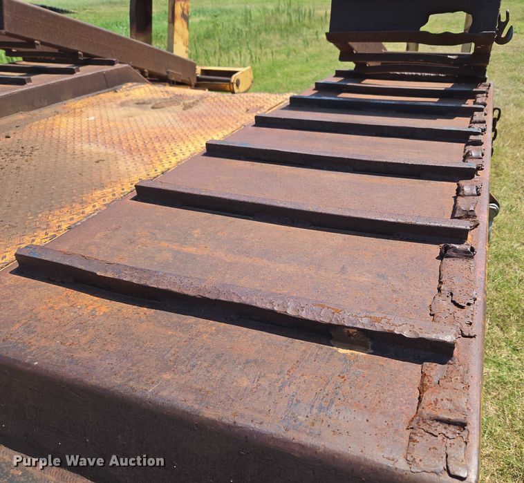 image for item EU3553 1981 Hyster drop deck equipment trailer