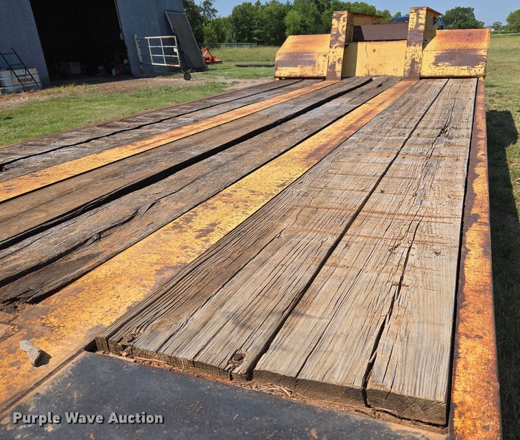 image for item EU3553 1981 Hyster drop deck equipment trailer