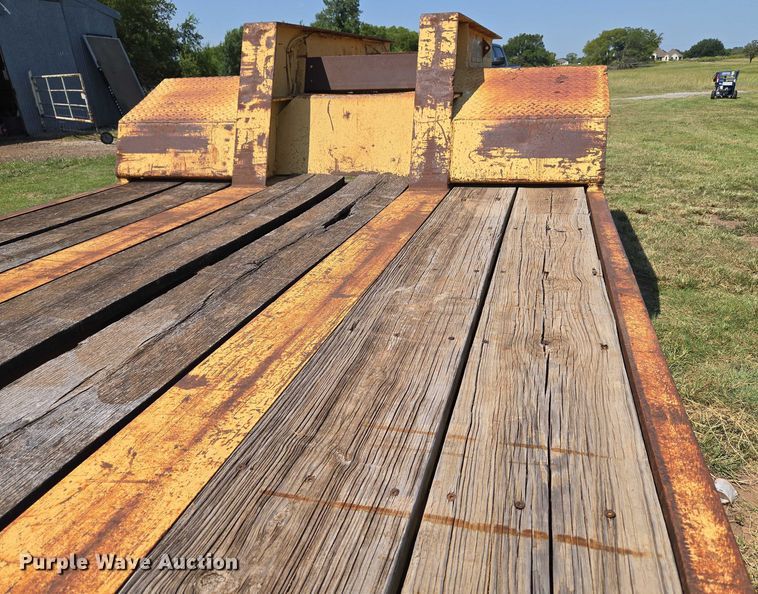 image for item EU3553 1981 Hyster drop deck equipment trailer