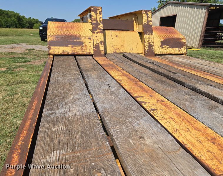 image for item EU3553 1981 Hyster drop deck equipment trailer