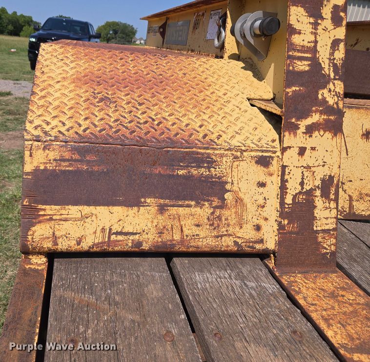 image for item EU3553 1981 Hyster drop deck equipment trailer