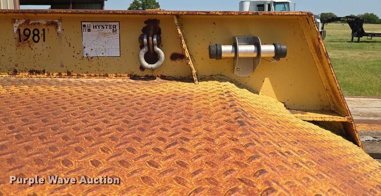 image for item EU3553 1981 Hyster drop deck equipment trailer