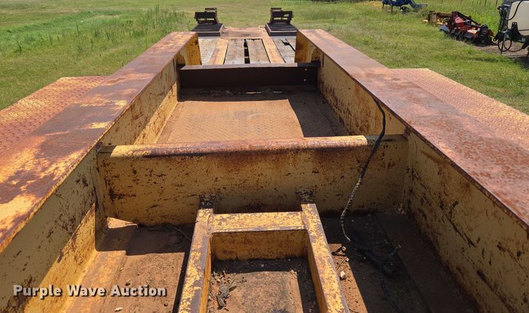 image for item EU3553 1981 Hyster drop deck equipment trailer