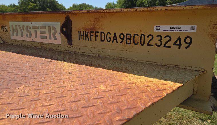 image for item EU3553 1981 Hyster drop deck equipment trailer