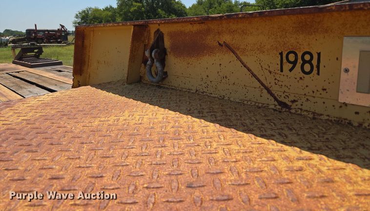 image for item EU3553 1981 Hyster drop deck equipment trailer