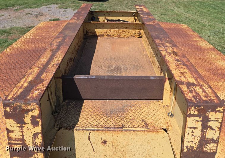 image for item EU3553 1981 Hyster drop deck equipment trailer