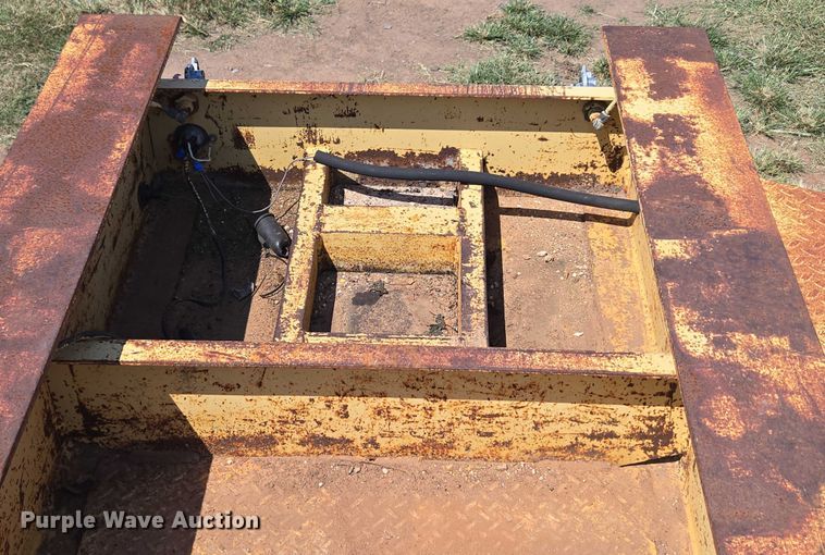 image for item EU3553 1981 Hyster drop deck equipment trailer