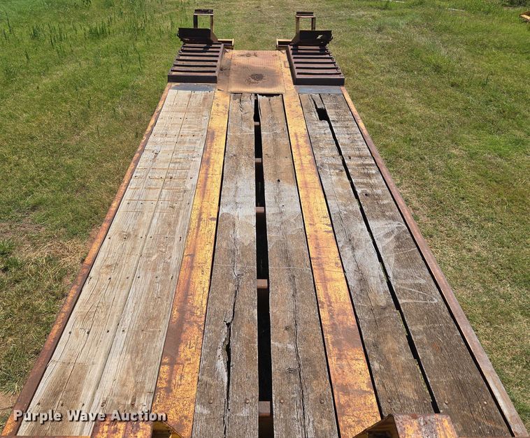 image for item EU3553 1981 Hyster drop deck equipment trailer