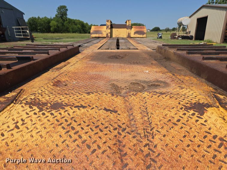 image for item EU3553 1981 Hyster drop deck equipment trailer