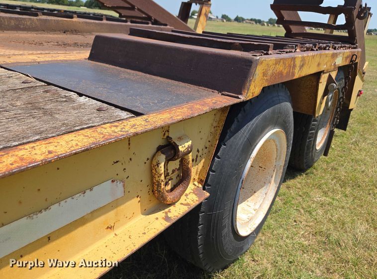 image for item EU3553 1981 Hyster drop deck equipment trailer