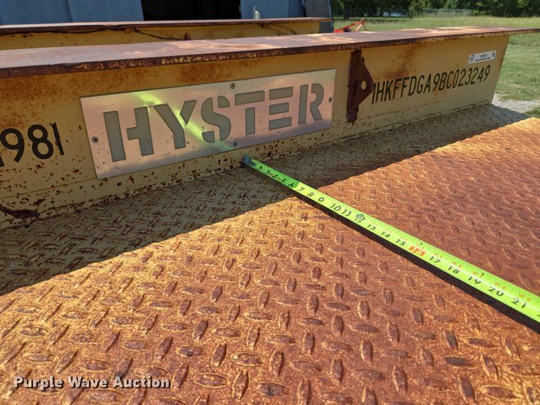 image for item EU3553 1981 Hyster drop deck equipment trailer