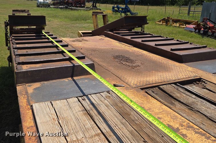 image for item EU3553 1981 Hyster drop deck equipment trailer