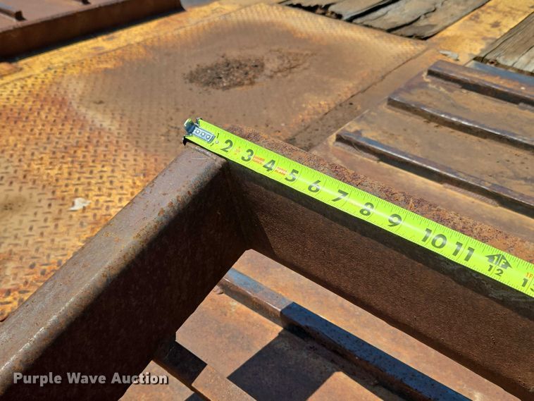 image for item EU3553 1981 Hyster drop deck equipment trailer