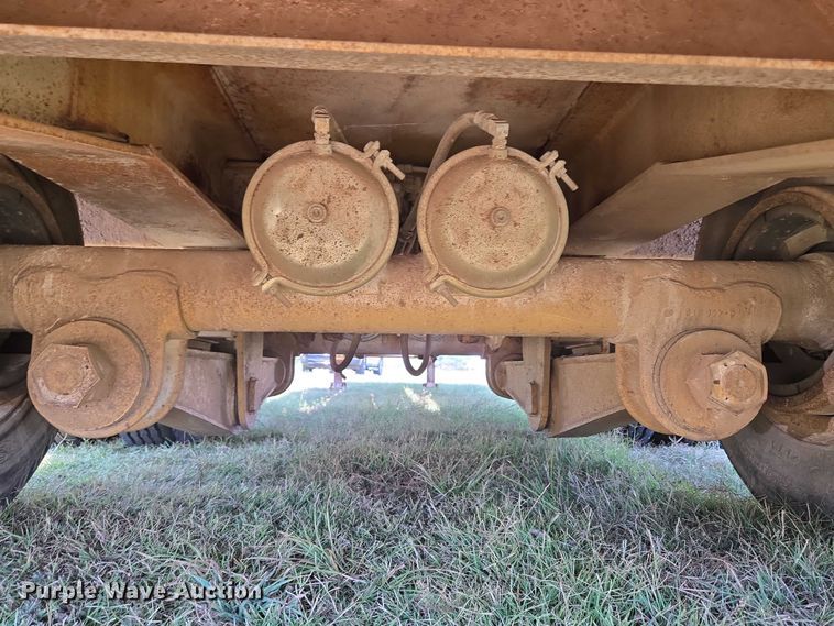 image for item EU3553 1981 Hyster drop deck equipment trailer