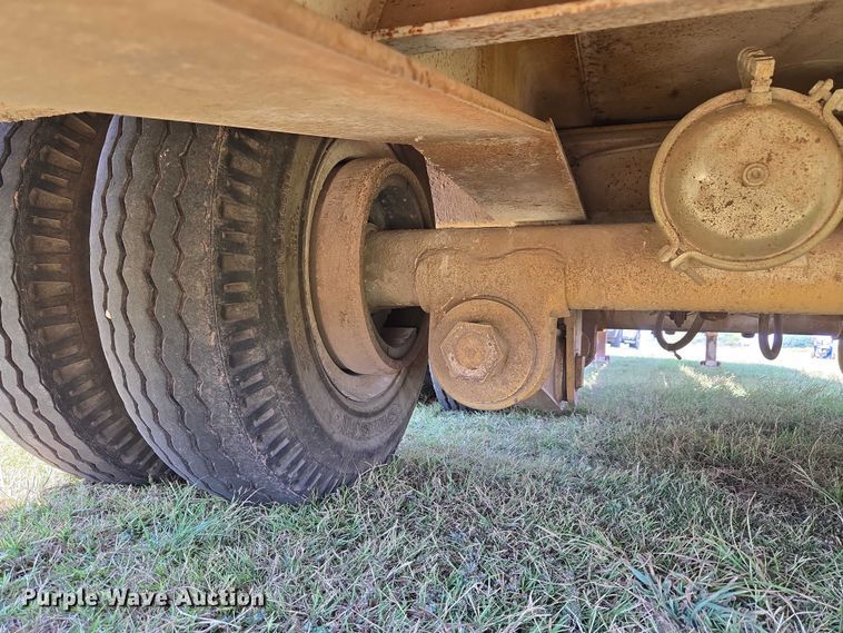 image for item EU3553 1981 Hyster drop deck equipment trailer