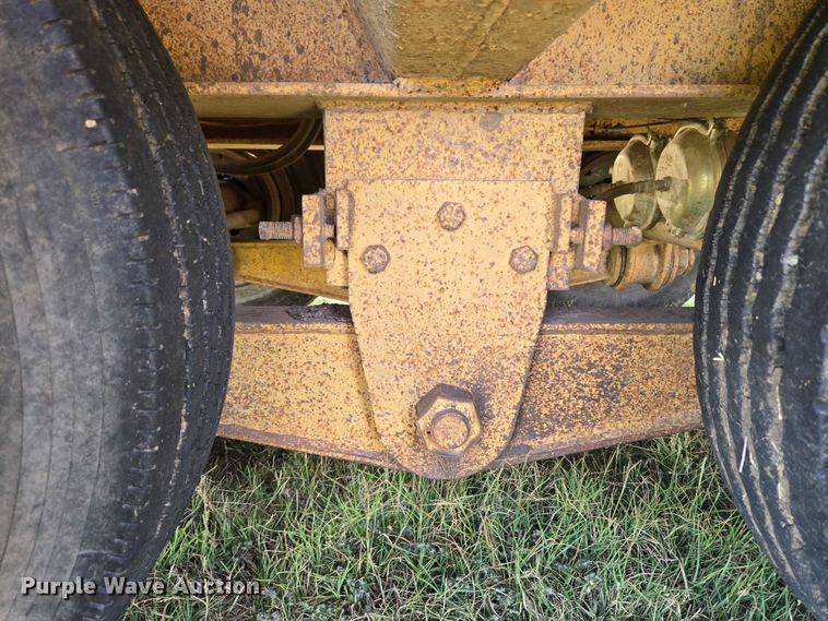 image for item EU3553 1981 Hyster drop deck equipment trailer