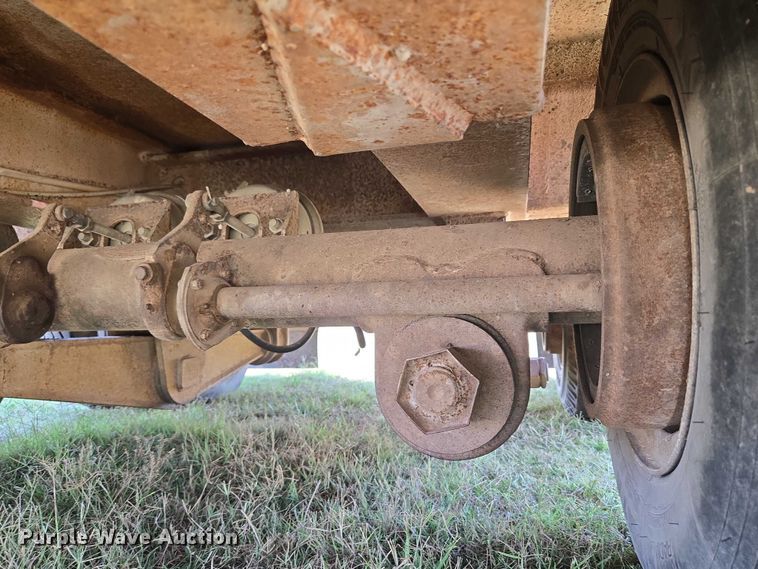 image for item EU3553 1981 Hyster drop deck equipment trailer