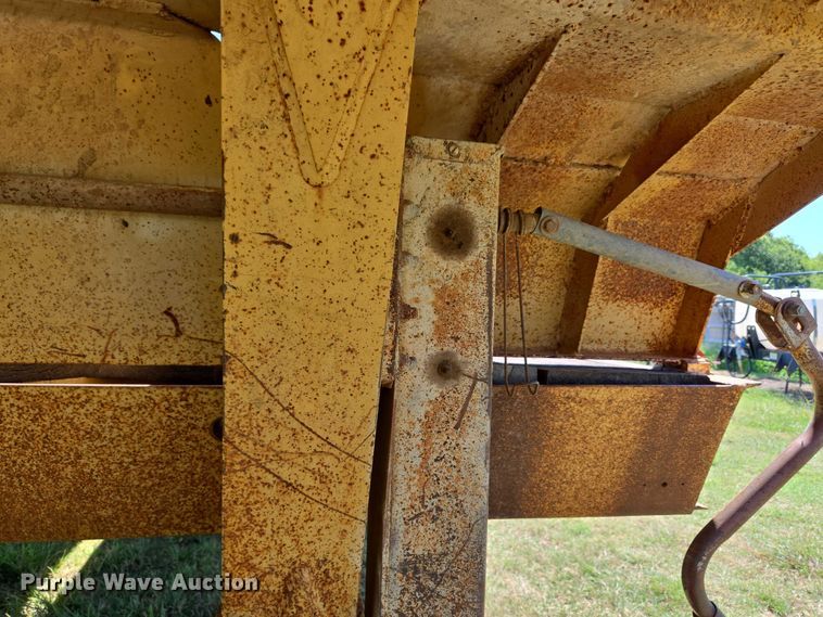 image for item EU3553 1981 Hyster drop deck equipment trailer