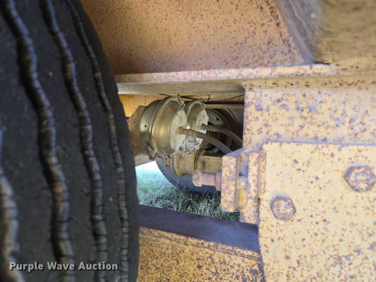 image for item EU3553 1981 Hyster drop deck equipment trailer