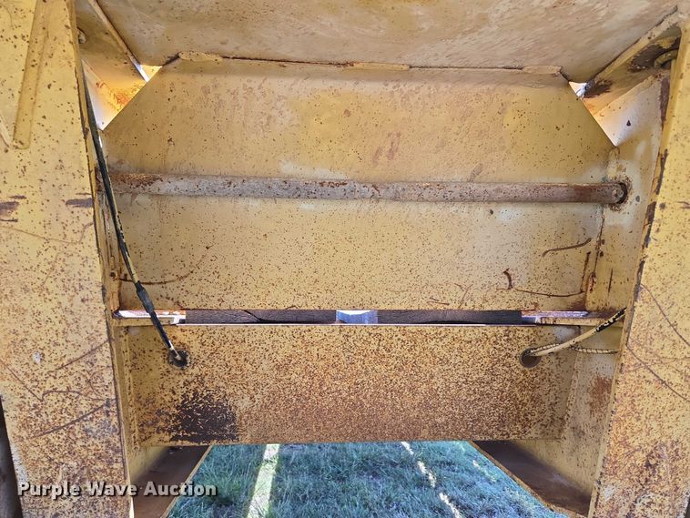 image for item EU3553 1981 Hyster drop deck equipment trailer