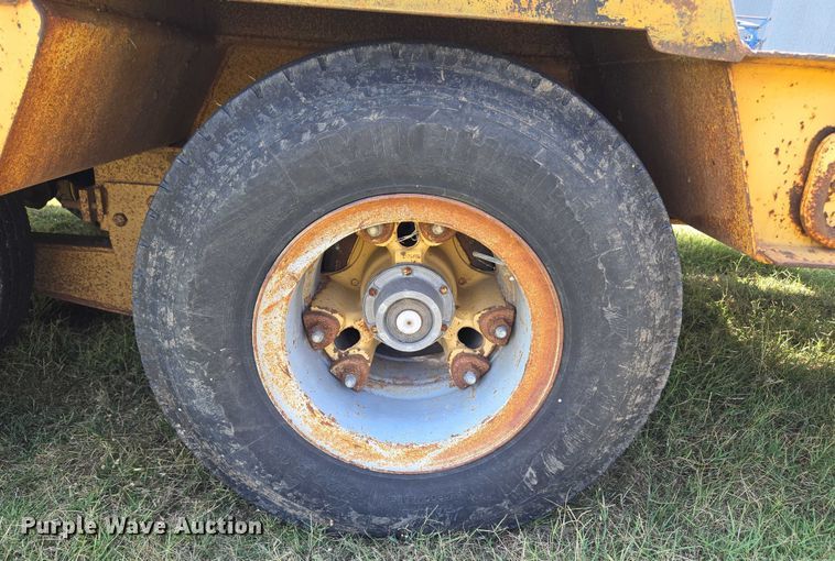 image for item EU3553 1981 Hyster drop deck equipment trailer