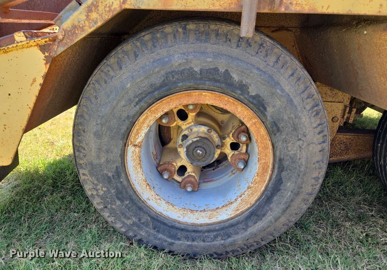 image for item EU3553 1981 Hyster drop deck equipment trailer