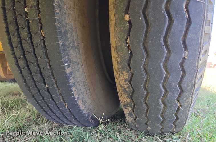 image for item EU3553 1981 Hyster drop deck equipment trailer