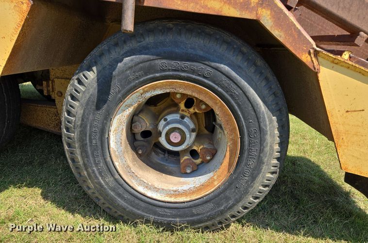 image for item EU3553 1981 Hyster drop deck equipment trailer