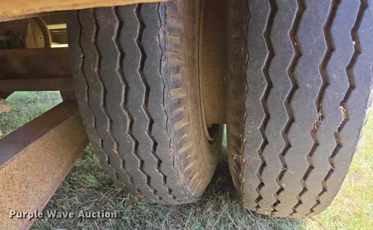 image for item EU3553 1981 Hyster drop deck equipment trailer