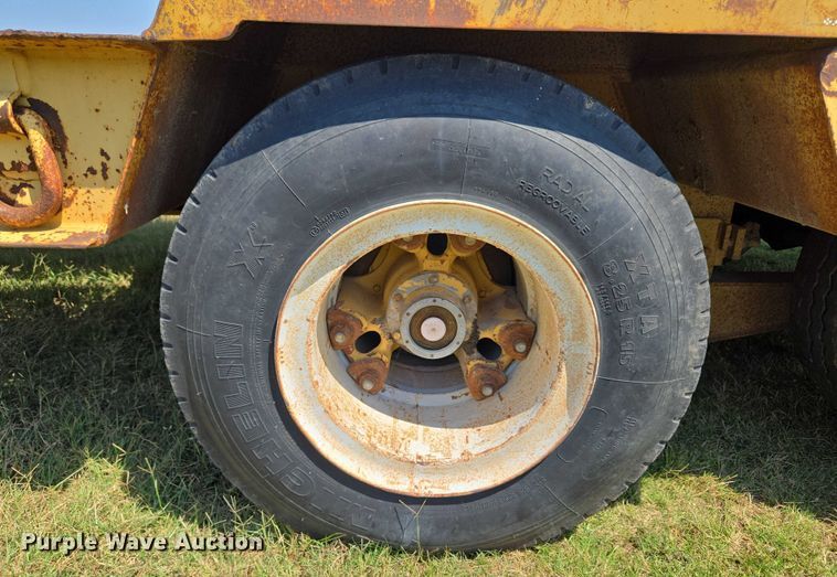 image for item EU3553 1981 Hyster drop deck equipment trailer