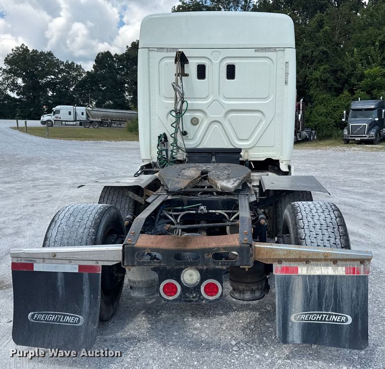 image for item FB9447 2015 Freightliner Cascadia semi truck