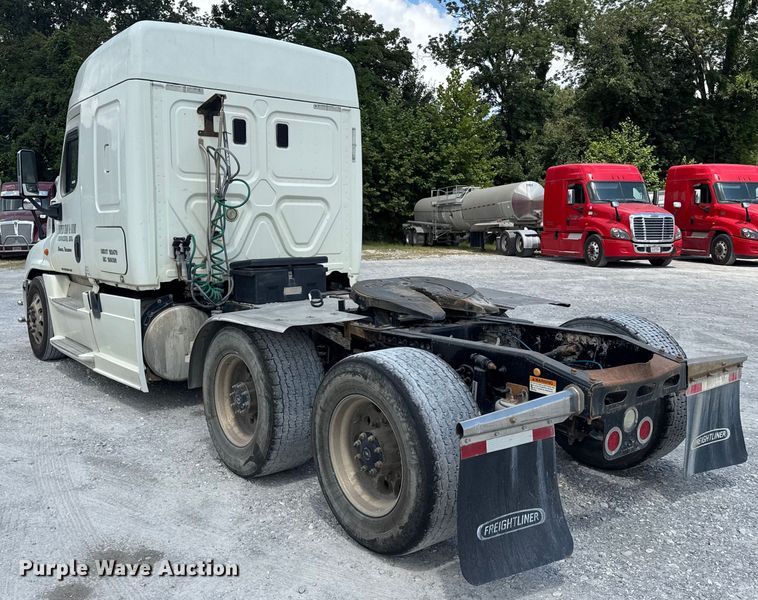 image for item FB9447 2015 Freightliner Cascadia semi truck