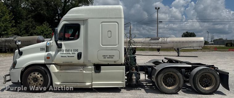 image for item FB9447 2015 Freightliner Cascadia semi truck