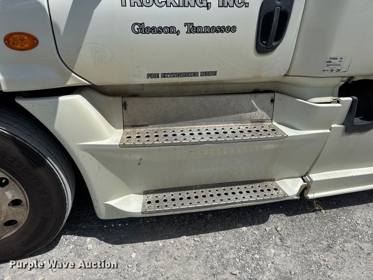 image for item FB9447 2015 Freightliner Cascadia semi truck