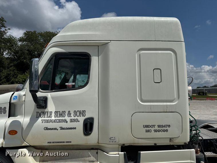 image for item FB9447 2015 Freightliner Cascadia semi truck