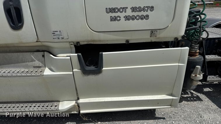 image for item FB9447 2015 Freightliner Cascadia semi truck