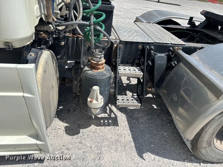 image for item FB9447 2015 Freightliner Cascadia semi truck