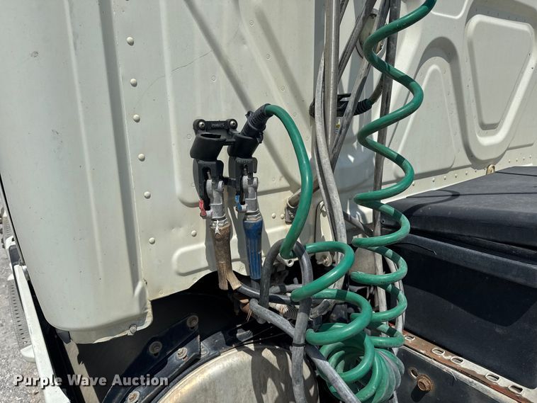 image for item FB9447 2015 Freightliner Cascadia semi truck