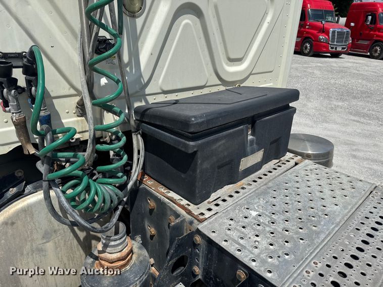 image for item FB9447 2015 Freightliner Cascadia semi truck