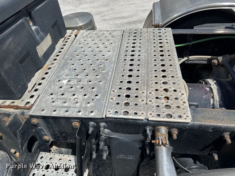 image for item FB9447 2015 Freightliner Cascadia semi truck