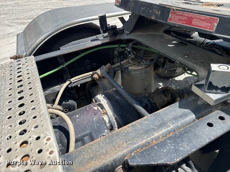 image for item FB9447 2015 Freightliner Cascadia semi truck