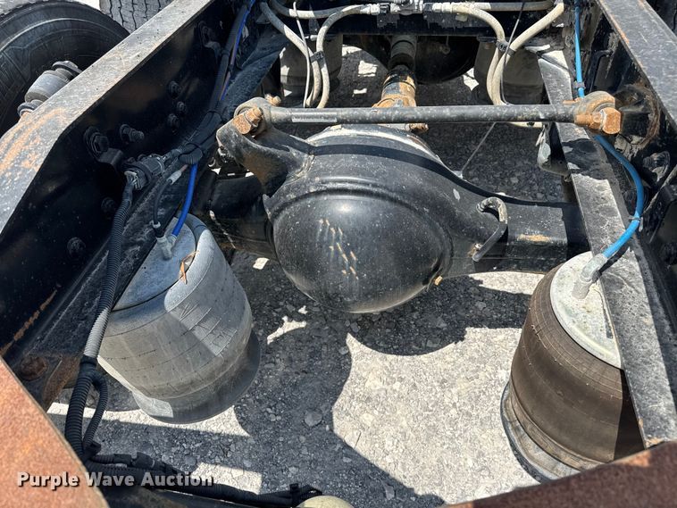 image for item FB9447 2015 Freightliner Cascadia semi truck