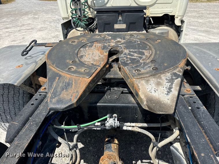 image for item FB9447 2015 Freightliner Cascadia semi truck