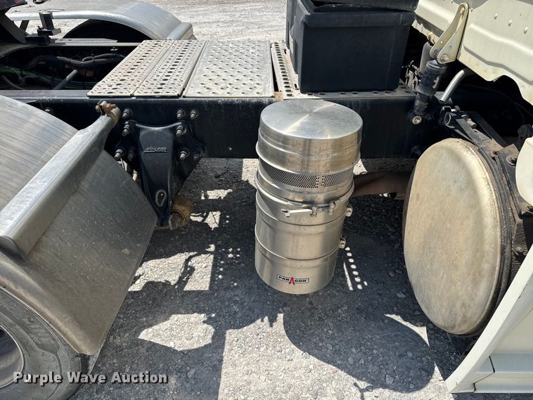 image for item FB9447 2015 Freightliner Cascadia semi truck