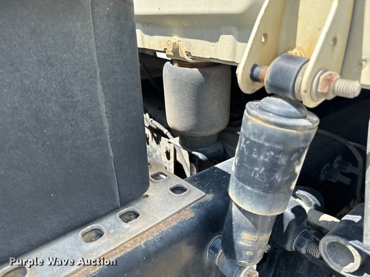 image for item FB9447 2015 Freightliner Cascadia semi truck